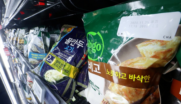 서울의 한 대형마트에서 장을 보는 시민의 모습. [사진=연합뉴스]
