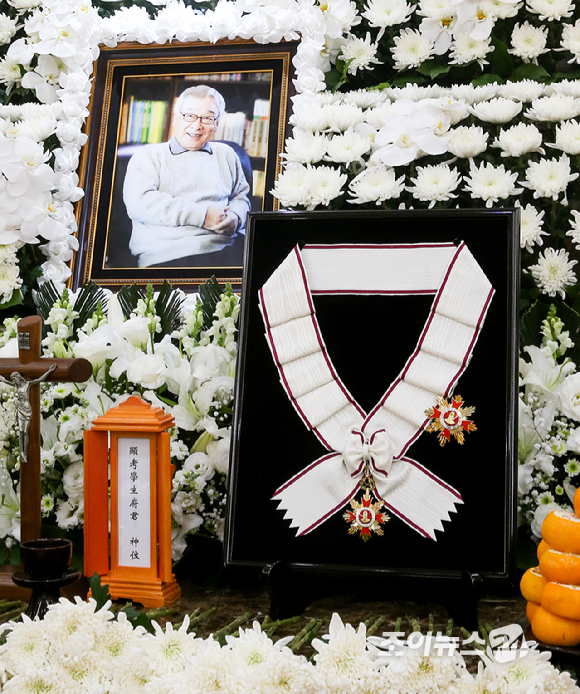 26일 서울아산병원 장례식장에 마련된 원로 배우 겸 전 국회의원 故 이순재의 빈소에 정부가 추서한 금관문화훈장이 놓여있다. [사진=사진공동취재단]