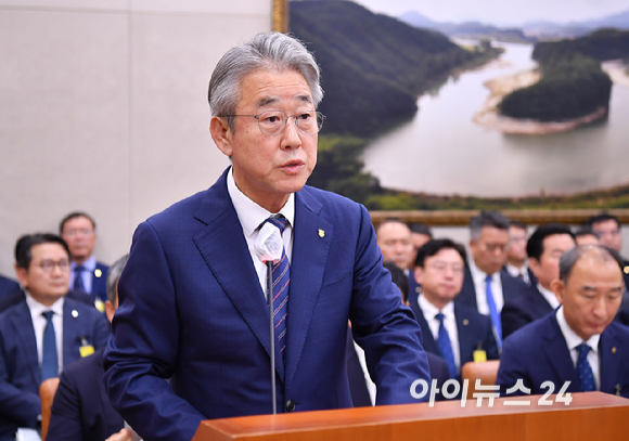 강호동 농업협동조합중앙회 회장이 이 24일 서울 여의도 국회 농림축산식품해양수산위원회에서 열린 국정감사에서 업무보고를 하고 있다. [사진=곽영래 기자]