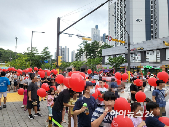 21일 경기도 하남시 감일동 단샘초 앞에서 동서울변전소 증설을 반대하는 집회가 열리고 있다. [사진=이수현 기자]