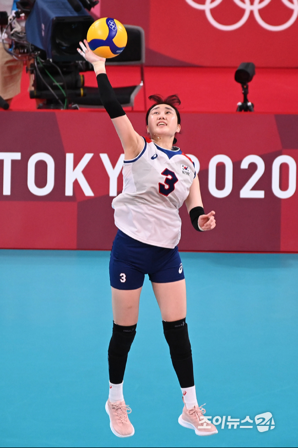 8일 오전 일본 도쿄 아리아케 아레나에서 '2020 도쿄올림픽' 여자 배구 동메달 결정전 대한민국과 세르비아의 경기가 펼쳐졌다. 한국 염혜선이 서브를 하고 있다.