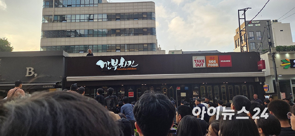 젠슨 황 엔비디아 CEO(오른쪽)가 7일 서울 강남구 삼성동 깐부치킨에서 열린 만찬에서 최태원 SK그룹 회장(왼쪽), 장녀 매디슨 황 등과 술을 마시고 있다. [사진=독자 제공]