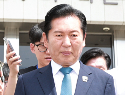 더불어민주당 정청래 대표가 24일 국회에서 열린 최고위원회의에서 대표직 사퇴 의사를 밝힌 뒤 차량으로 향하고 있다. 2026.6.24 [사진=연합뉴스]