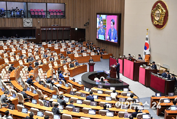 김민석 국무총리가 17일 서울 여의도 국회에서 열린 본회의에서 경제 분야 관련 대정부질문에서 질의에 답변하고 있다. [사진=곽영래 기자]
