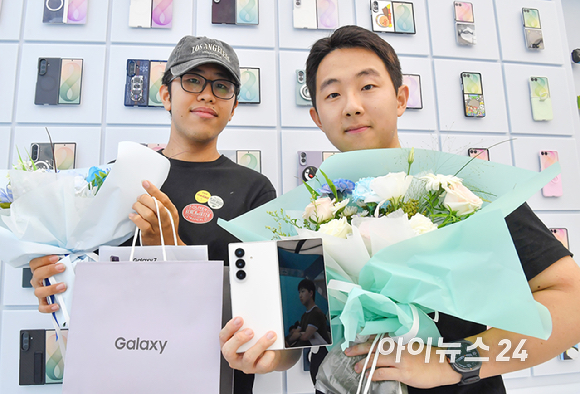 4일 오전 서울 삼성 강남에서 진행한 갤럭시 Z 폴드8, 폴드8 울트라, 플립8 개통행사에서 1호 고객 (왼쪽) 김찬우 씨 와 김세환 씨가 기념촬영을 하고 있다. [사진=곽영래 기자]