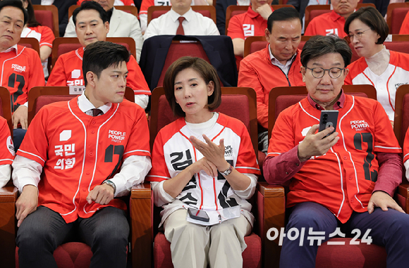 권성동(오른쪽부터), 나경원 국민의힘 공동선거대책위원장과 김용태 비상대책위원장이 3일 국회 도서관에 마련된 제21대 대통령선거 국민의힘 개표상황실에서 휴대폰을 보고 있다. [사진=정소희 기자]