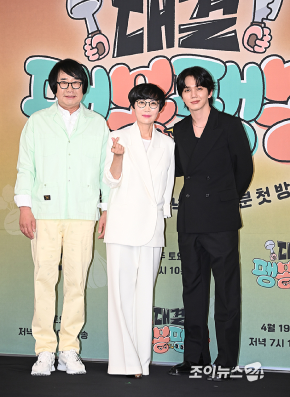 개그맨 최양락, 팽현숙, 배우 유승호가 17일 오후 서울 마포구 스탠포드호텔 JTBC 예능 프로그램 '대결! 팽봉팽봉' 제작발표회에서 포토타임을 갖고 있다. [사진=곽영래 기자]