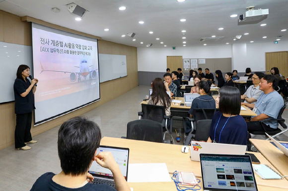 제주항공이 19일 서울 강서구에 위치한 국제청소년센터에서 직원들을 대상으로 AI 활용 역량 강화 교육을 실시하고 있다. [사진=제주항공]