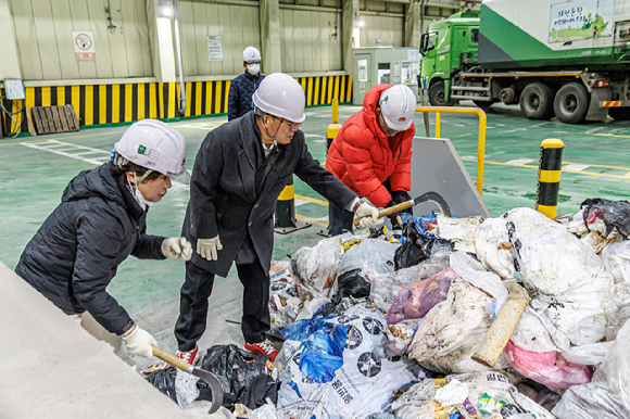 마포자원회수시설을 방문해 성상검사를 하고 있는 박강수 마포구청장. [사진=마포구]