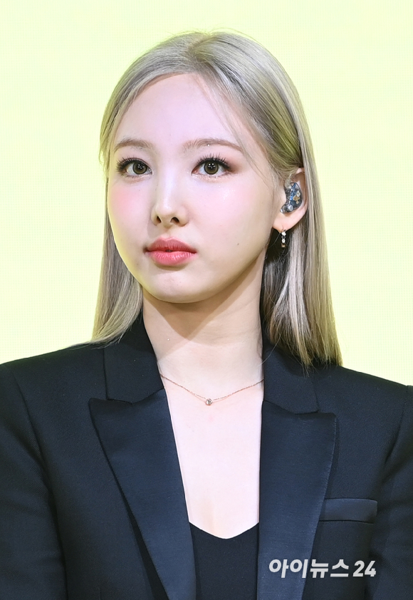 트와이스 나연이 24일 오전 서울 여의도 페어몬트호텔에서 진행된 첫 솔로 앨범 '아이엠 나연(IM NAYEON)' 쇼케이스에 참석하고 있다. [사진=정소희 기자]