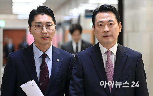 장동혁 국민의힘 대표가 24일 서울 여의도 국회에서 열린 현안 관련 브리핑을 위해 회견장으로 향하고 있다. [사진=곽영래 기자]