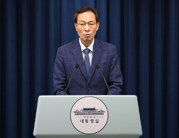 우상호 정무수석이 지난 20일 용산 대통령실에서 장관 인선 관련 브리핑을 하고 있다. 우 수석은 이재명 대통령이 이진숙 교육부 장관 지명을 철회했다고 밝혔다. 2025.7.20 [사진=연합뉴스]
