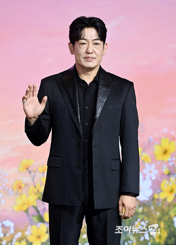 배우 허성태가 5일 서울 마포 호텔 나루 서울에서 열린 넷플릭스 시리즈 '이런 엿같은 사랑' 제작발표회에서 포토타임을 갖고 있다. [사진=곽영래 기자]