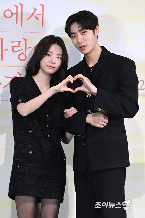 배우 신시아, 추영우가 22일 오후 서울 용산구 CGV용산아이파크몰점에서 열린 영화 '오늘 밤, 세계에서 이 사랑이 사라진다 해도'(감독 김혜영) 언론시사회에 참석해 포즈를 취하고 있다. [사진=문수지 기자]