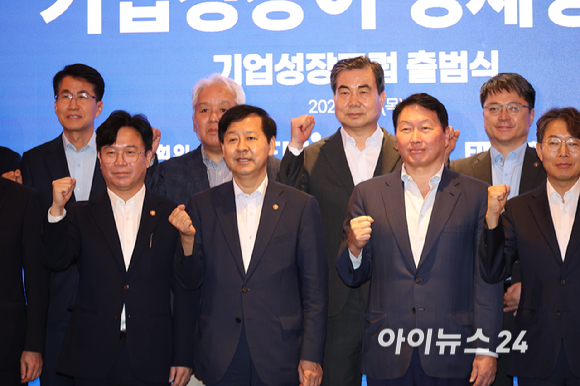 구윤철 부총리 겸 기획재정부 장관이 4일 서울 중구 롯데호텔 사파이어볼룸에서 대한상공회의소&middot;한국경제인협회&middot;한국중견기업연합회가 연 기업성장포럼 출범식에 참석해 최태원 대한상의 회장, 김영훈 고용노동부 장관 등과 기념 촬영하고 있다. [사진=곽영래 기자]