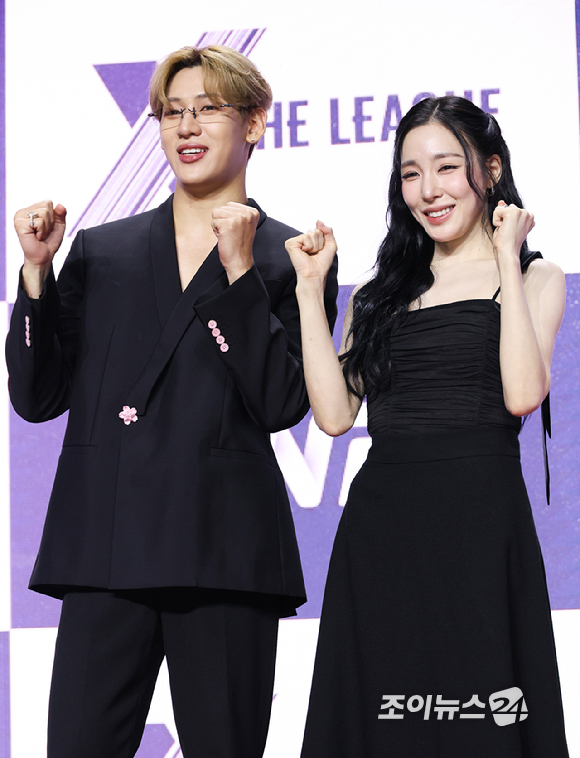 배우 기은세, 기업인 노희영, 그룹 소녀시대 티파니, 갓세븐 뱀뱀이 30일 오전 서울 마포구 상암동 큐브컨벤션센터에서 진행된 ENA 신규 예능프로그램 '엑스 더 리그(X THE LEAGUE)' 제작발표회에 참석해 포즈를 취하고 있다. [사진=문수지 기자]