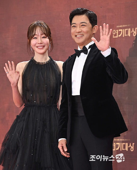 배우 엄지원, 안재욱이 31일 오후 서울 여의도 KBS에서 열린 2025 KBS 연기대상&nbsp;레드카펫 포토월 행사에서 포즈를 취하고 있다. [사진=곽영래 기자]