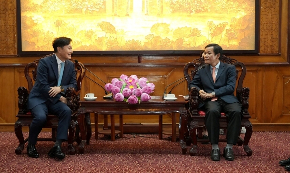 베트남 후에성을 방문한 최상주 KX그룹회장(왼쪽)이 응우옌 푸엉 후에성장과 면담하고 있다. [사진=KX그룹]