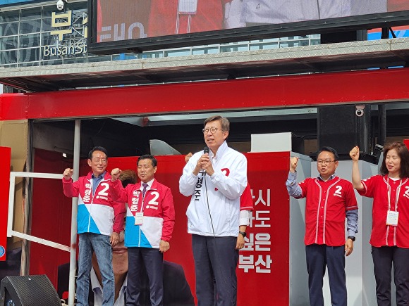 박형준 국민의힘 부산광역시장 후보가 19일 오후 2시30분 부산광역시 동구 부산역 광장에서 출정식을 열고 유권자들을 향해 지지발언을 하고 있다. [사진=박성현 기자]