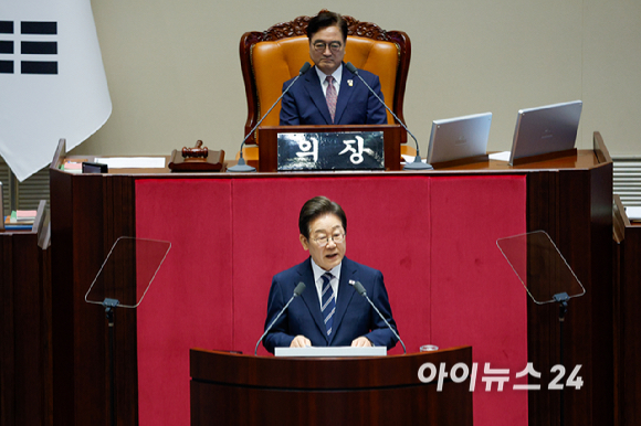 이재명 대통령이 26일 오전 서울 여의도 국회에서 열린 제426회국회(임시회) 제2차 본회의에서 2025년도 제2회 추가경정예산안에 대한 정부의 시정연설을 하고 있다. [사진=국회사진기자단]