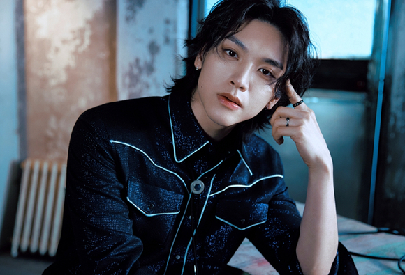 밴드 엔플라잉 김재현이 정규 2집 'Everlasting' (에버래스팅) 재킷 촬영에서 포즈를 취하고 있다. [사진=FNC엔터테인먼트]