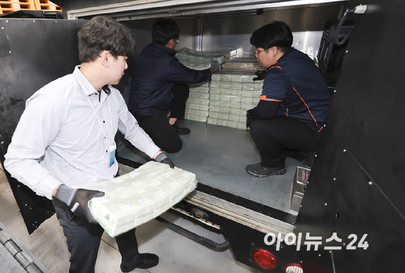 30일 서울 중구 한국은행 화폐수납장에서 관계자들이 추석 화폐 공급을 하고 있다. [사진=사진공동취재단]