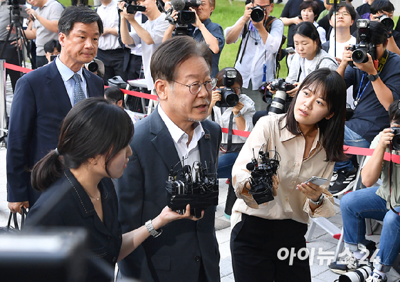 이재명 더불어민주당 대표가 쌍방울그룹 대북송금 의혹 관련 조사를 받기 위해 12일 오후 경기 수원시 영통구 수원지방검찰청에 출석하고 있다. [사진=곽영래 기자]