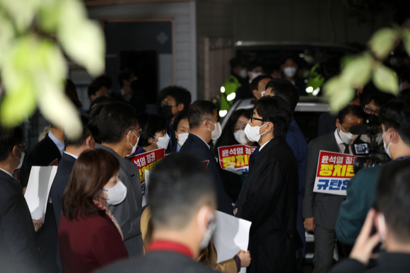 더불어민주당 의원들이 19일 서울 여의도 민주당 중앙당사 앞에서 검찰 압수수색과 관련해 정치탄압을 규탄하는 피켓을 들고 검찰 수사관들을 막아서고 있다. 검찰은 이날 정치자금법 위반 혐의로 체포된 김용 민주연구원 부원장과 관련해 더불어민주당사 내에 위치한 민주연구원 압수수색에 나섰다. [사진=뉴시스]