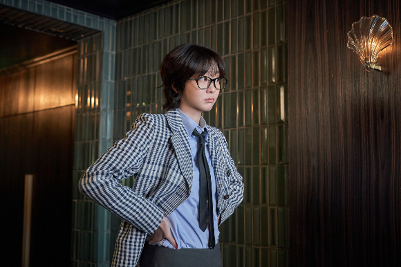 '나인 퍼즐' 김다미가 인터뷰에 앞서 사진 촬영을 하고 있다. [사진=UAA]