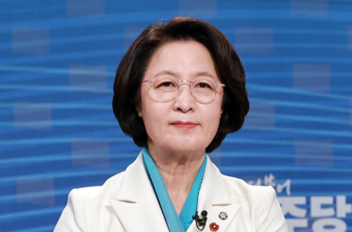 더불어민주당 추미애 경기도지사 경선후보가 1일 서울 양천구 SBS 목동 스튜디오에서 열린 더불어민주당 경기도지사 후보자 2차 TV 합동토론회에 참석해 토론을 준비하고 있다. [사진=국회사진기자단]