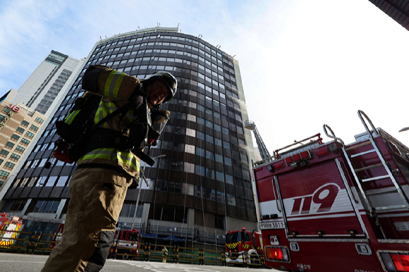 21일 서울광장 인근 서울센터빌딩에서 화재가 발생해 소방대원들이 진화 작업을 하고 있다. [사진=연합뉴스]