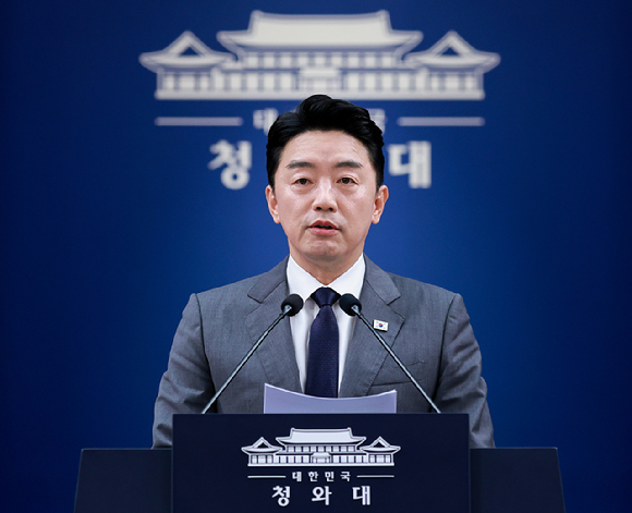 강훈식 비서실장이 6일 청와대 춘추관에서 이날 오전 열린 메가프로젝트 민관합동 점검회의 결과 브리핑을 하고 있다. 2026.7.6 [사진=연합뉴스]
