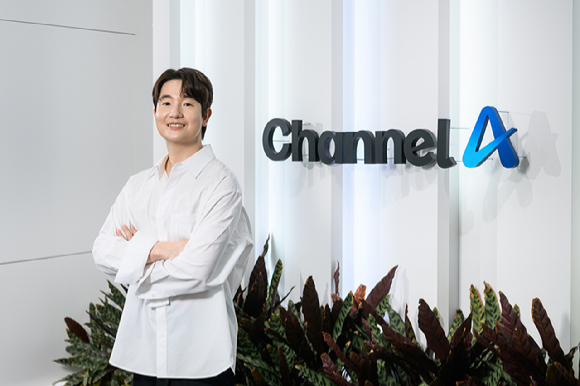 '하트페어링' 박철환 PD가 라운드 인터뷰를 진행했다. [사진=채널A ]
