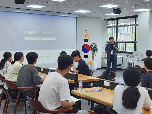 전남교육청 진로진학상담센터가 의대 지원 희망학생들을 대상으로 다중미니면접(MMI) 프로그램을 진행하고 있다. [사진=전남교육청]