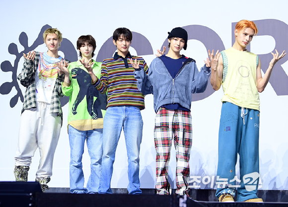 그룹 코르티스가 18일 오후 서울 용산구 블루스퀘어에서 열린 코르티스(CORTIS) 데뷔 쇼케이스 '컬러 아웃사이드 더 라인스'(COLOR OUTSIDE THE LINES)에 참석하고 있다. [사진=정소희 기자]