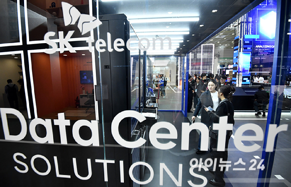 22일 서울 강남구 코엑스에서 열린 2026 월드IT쇼에서 SKT부스에서 관람객들이 부스를 둘러보고 있다. [사진=곽영래 기자]