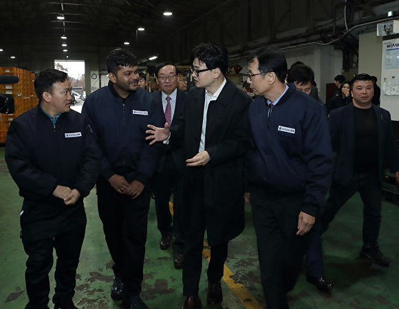 한동훈 법무부장관이 17일 대구 달성산업단지 외국인 근로자들과 대담을 나누고 있다. [사진=달성군]