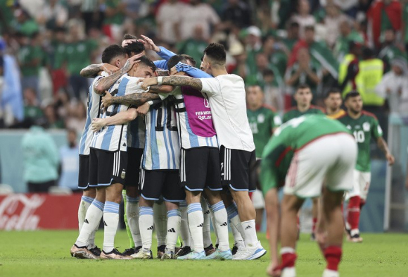아르헨티나 선수들이 27일(한국시간) 카타르 루사일 스타디움에서 열린 2022 카타르 월드컵 조별리그 C조 2차전 멕시코전에서 2-0으로 승리를 확정한 뒤 서로를 격려하고 있다. [사진=뉴시스]