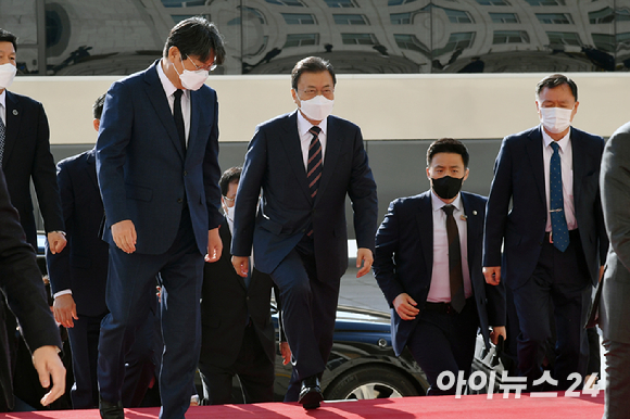 문재인 대통령이 2022년도 예산안 시정연설을 위해 25일 서울 여의도 국회에 도착하고 있다.