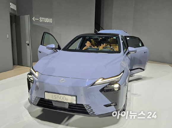 치아시 코헤이 렉서스 인터내셔널 수석 엔지니어(왼쪽부터)와 콘야마 마나부 렉서스코리아 사장이 13일 서울 광진구 빛의 시어터에서 진행된 '올 뉴 ES' 미디어 컨퍼런스에 참석하고 있다. [사진=최란 기자]