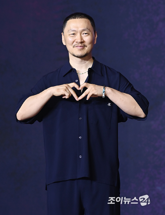 배우 양동근이 9일 서울 용산구 서울드래곤시티에서 열린 오징어 게임 시즌3 제작발표회에서 포토타임을 갖고 있다. [사진=곽영래 기자]