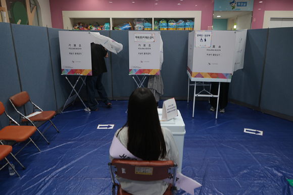 제21대 대통령 선거 본투표일인 3일 서울 마포구 도화장난감대여점에 마련된 도화동 제1투표소에서 유권자들이 투표를 하고 있다. [사진=연합뉴스]