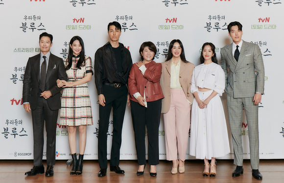 전 출연진이 7일 온라인으로 진행된 tvN 새 토일드라마 '우리들의 블루스' 제작발표회에 참석해 포즈를 취하고 있다. [사진=tvN]