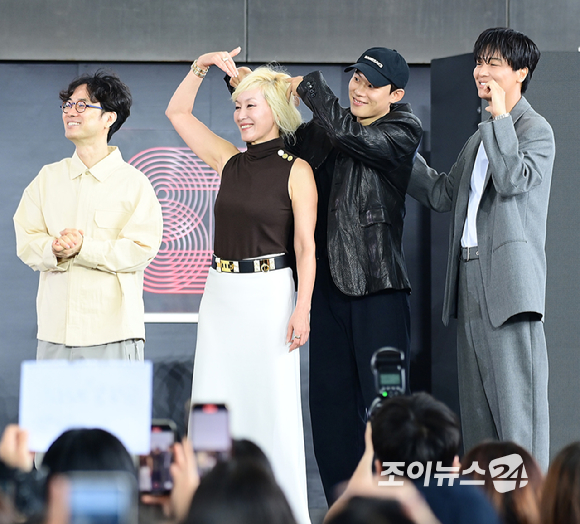 배우 이혜영-김성철-연우진이 19일 오후 부산광역시 해운대구 우동 영화의 전당에서 열린 제30회 부산국제영화제(BIFF) '파과' 야외무대인사 행사에 참석하고 있다. [사진=정소희 기자]