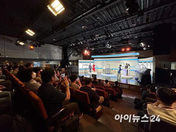 10일 오후 서울 마포구 상암동 MBC 골든마우스홀에서 열린 '대국민 로또6/45 추첨 공개방송'을 앞두고 150명 참관인 앞에서 리허설이 진행되고 있다. [사진=정소희 기자]