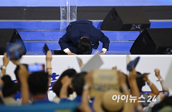 김민석 더불어민주당 신임 당 대표가 17일 대전 컨벤션센터에서 열린 제3회 더불어민주당 정기 전국당원대회에서 당 대표로 선출된 뒤 당원들에게 절을 하고 있다. [사진=곽영래 기자]