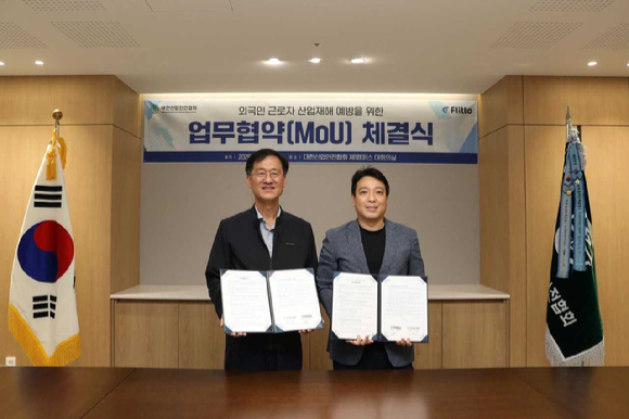지난 8일 이정수 플리토 대표(오른쪽)와 임무송 대한산업안전협회 회장이 업무협약을 체결한 이후 기념 사진을 촬영하고 있다. [사진=플리토]