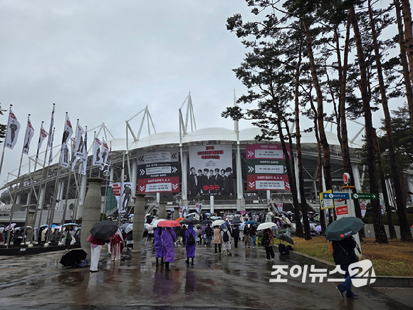 9일 고양종합운동장 주경기장에서 방탄소년단 월드투어 콘서트 'BTS WORLD TOUR 'ARIRANG''가 개최된다. 팬들이 기념사진을 촬영하고 있다. [사진=이미영 기자]