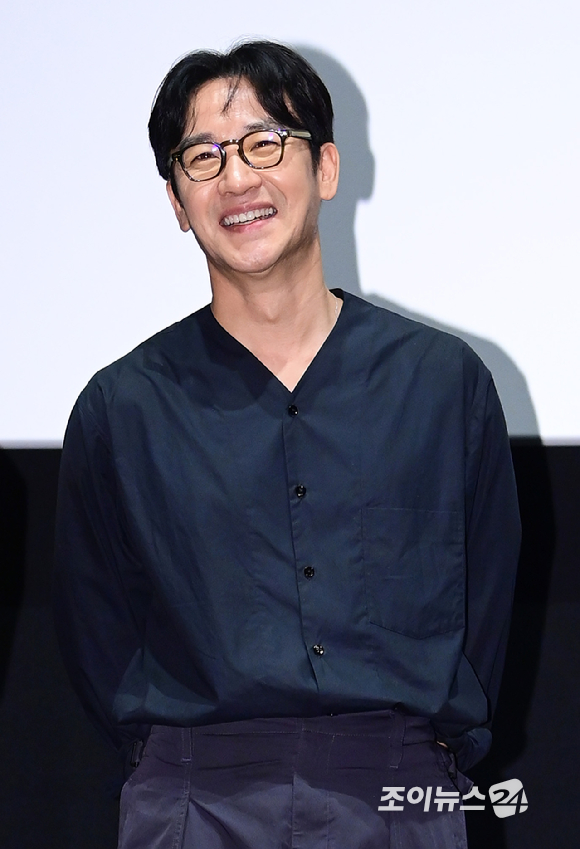 배우 엄태웅이 14일 오후 서울 강남구 메가박스 코엑스에서 열린 영화 '마지막 숙제'(감독 이정철) 가족시사회에 참석해 주연배우로 무대인사를 갖고 있다. [사진=정소희 기자]