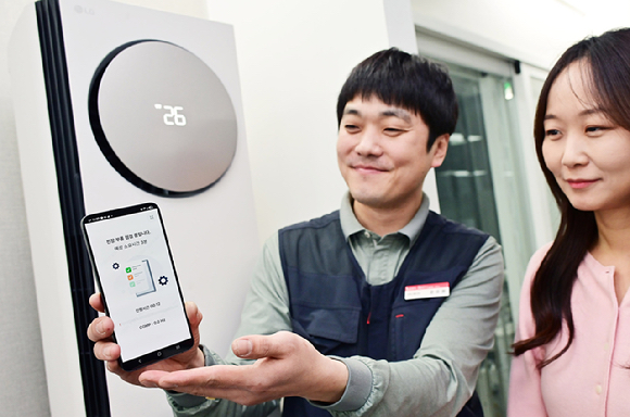 LG전자의 에어컨 사전점검 서비스는 전문 엔지니어가 직접 에어컨의 냉방 성능, 냉매 상태, 전원 및 배선 연결, 필터 및 배수 호스 위생 상태 등을 AI 기술을 활용해 점검한다. [사진=LG전자]